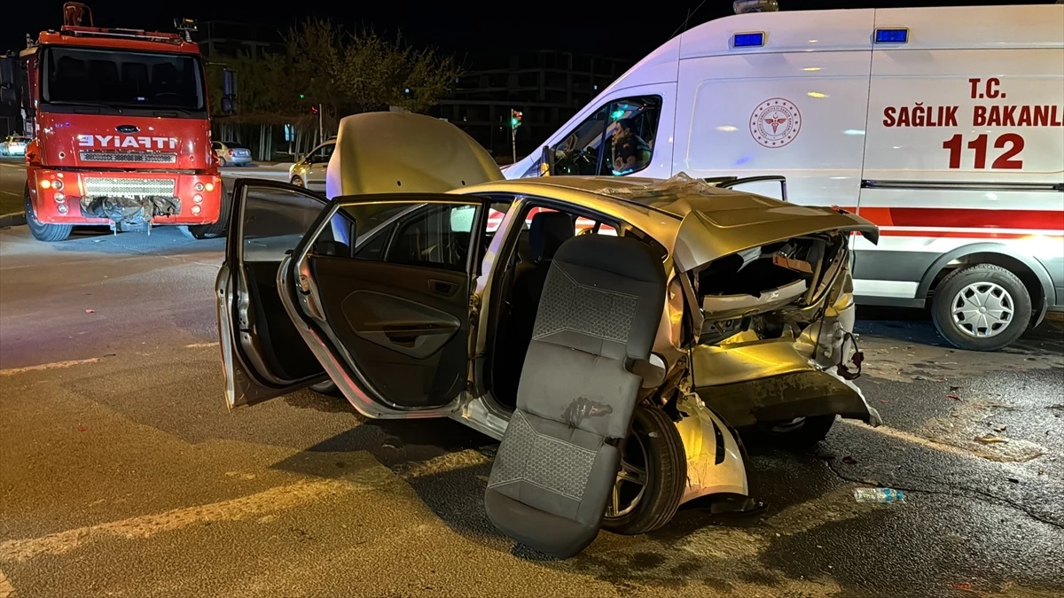 Elazığ\'da iki otomobilin karıştığı kazada 6 kişi yaralandı