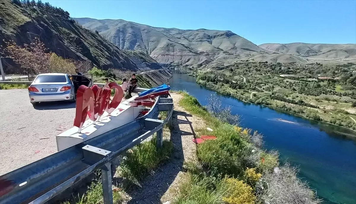 Elazığ\'da turistik tabela tahrip edildi