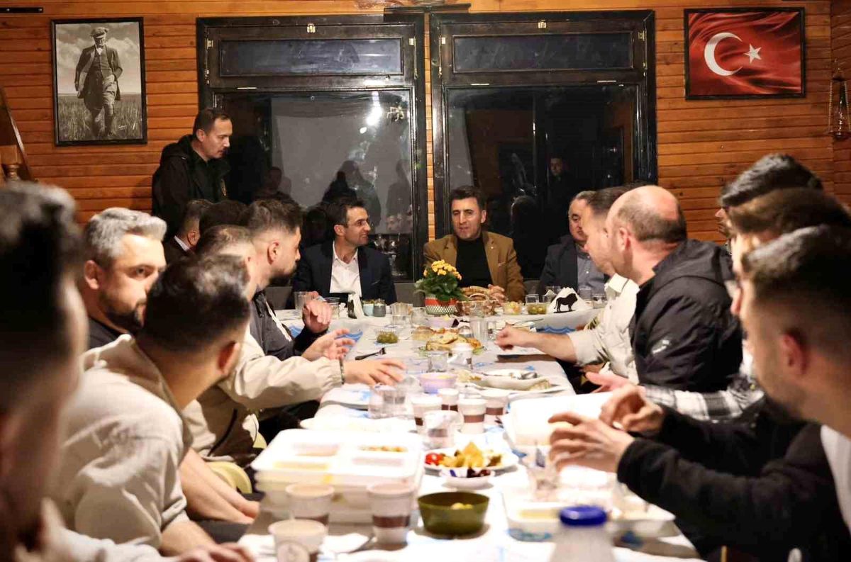Bilecik Valisi Şefik Aygöl, gençlerin davetini kırmayarak bağ evine misafir oldu