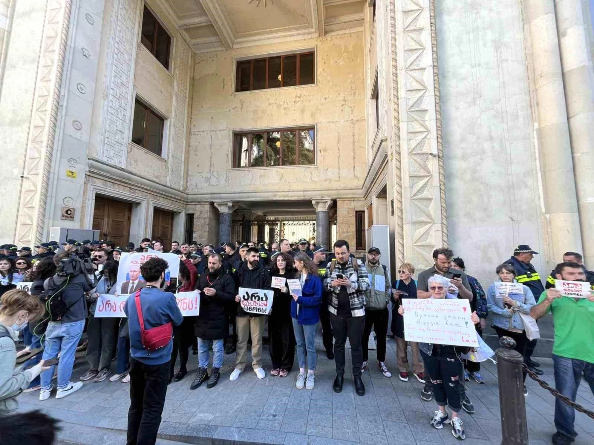 Gürcistan\'da Yabancı Etkinin Şeffaflığı Yasa Tasarısı Protesto Edildi