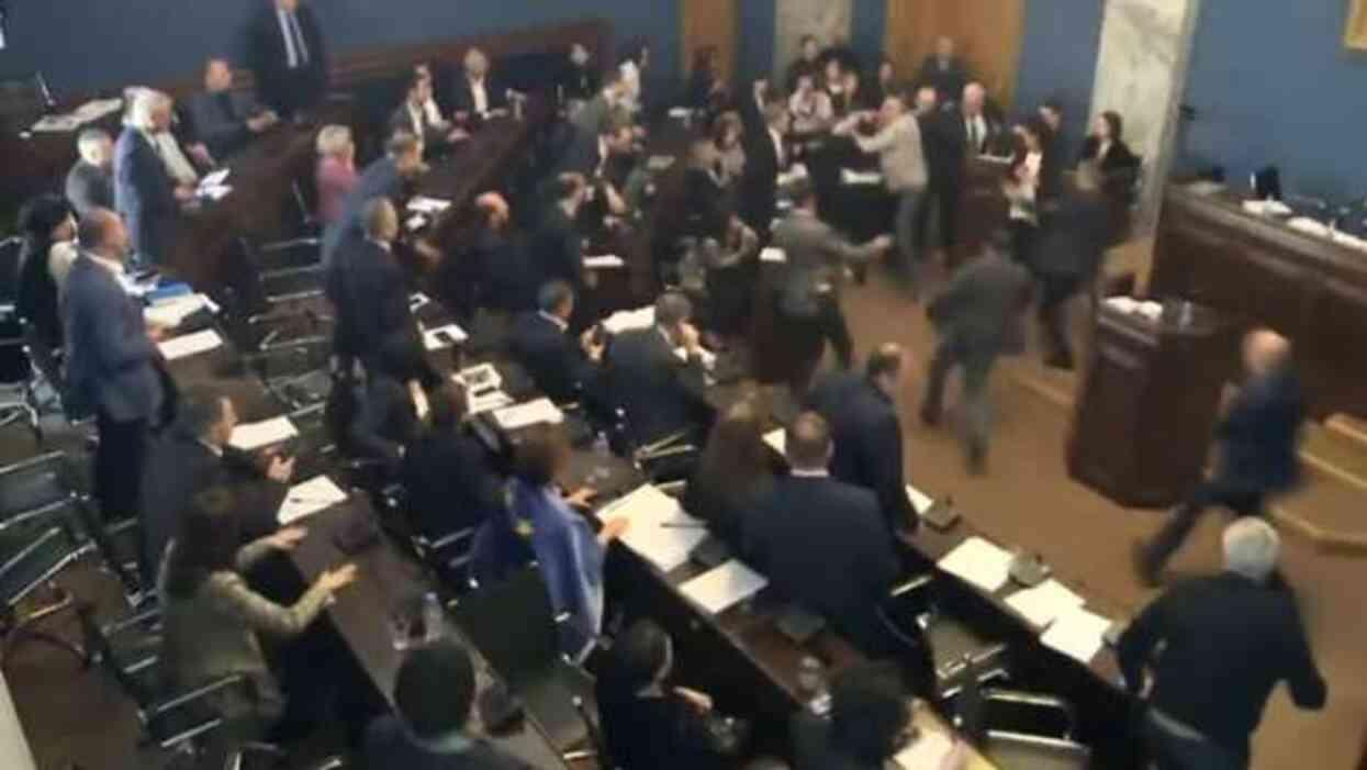 Gürcistan parlamentosunda yumruk yumruğa kavga Gürcistan parlamentosunda yumruk yumruğa kavga