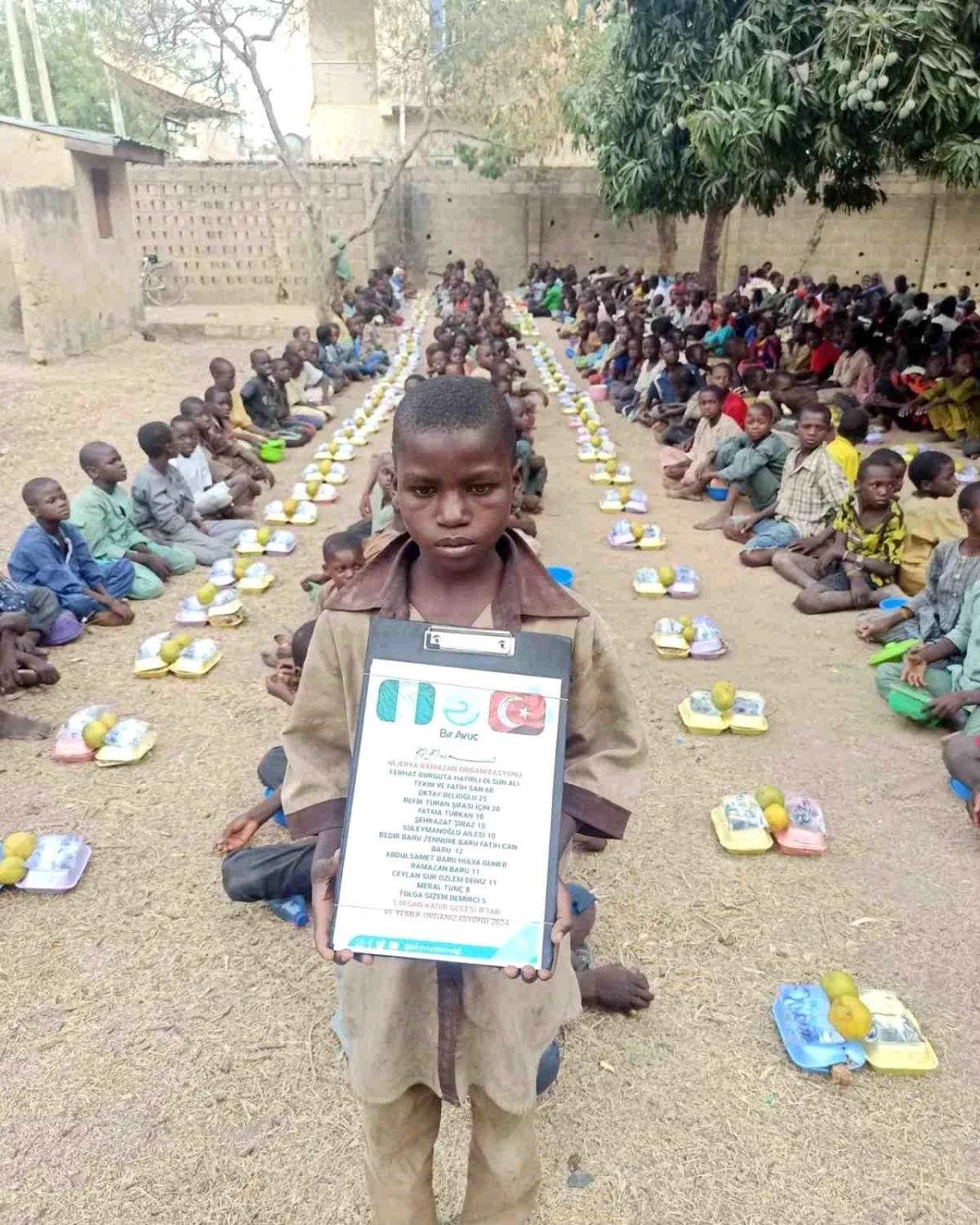 Söğüt Belediye Başkanı Ferhat Durgut Afrika\'da yemek vererek hayırseverlik örneği gösterdi