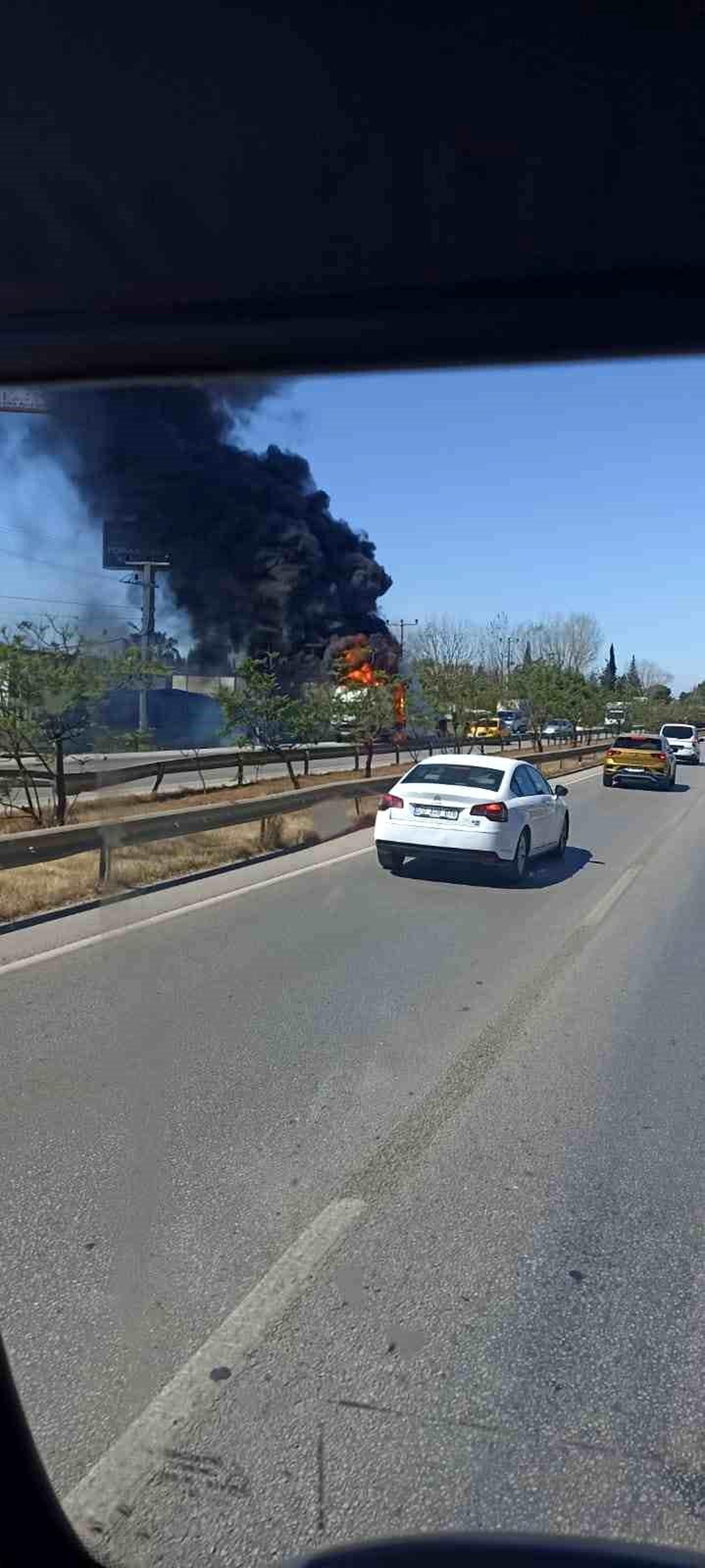 Antalya\'da hareket halindeki kamyonetin kasasında çıkan yangın büyümeden söndürüldü