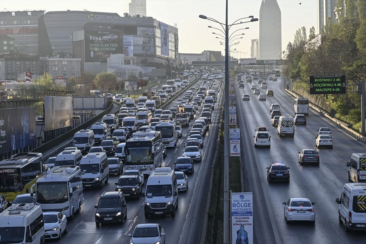 İstanbul bayram tatilinin ardından haftanın ilk gününe trafik yoğunluğuyla başladı