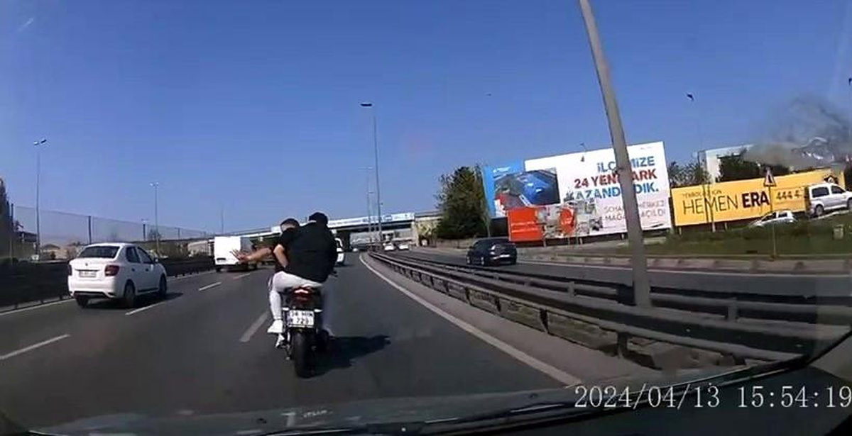 İstanbul Sefaköy\'de motosiklet sürücüsü ile otomobil sürücüsü arasında tartışma