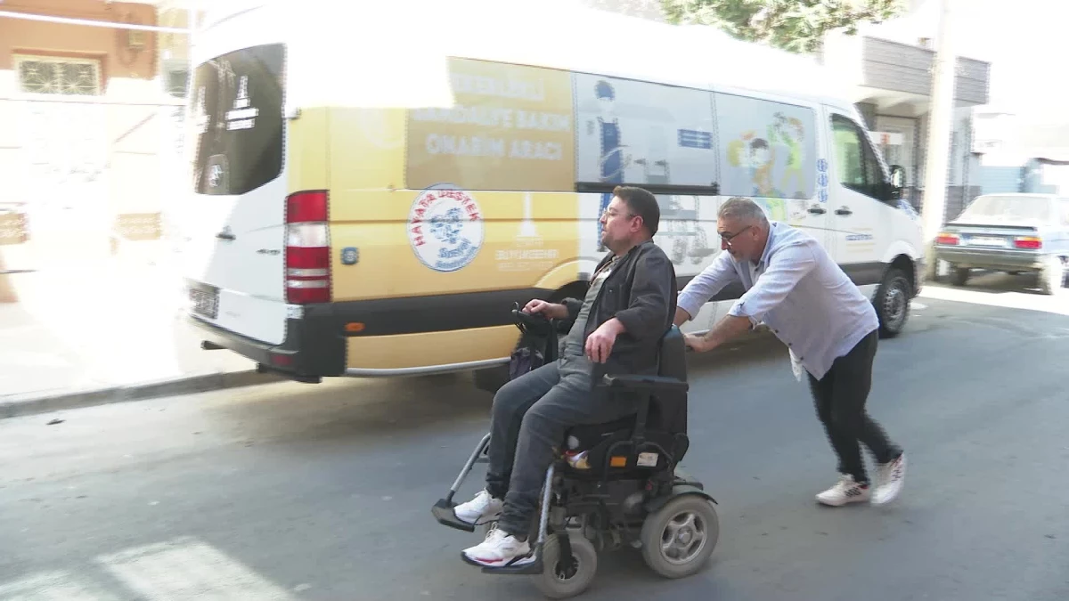 İzmir Büyükşehir Belediyesi Engelli Bireylere Ücretsiz Tekerlekli Sandalye Bakım ve Onarım Hizmeti Sunuyor