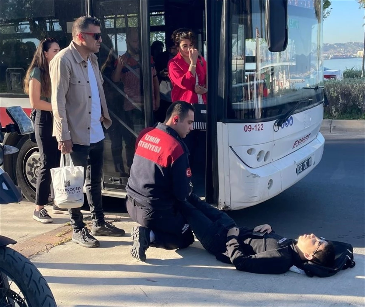 İzmir\'de Belediye Otobüsünde Fenalaşan Genç Hastaneye Kaldırıldı