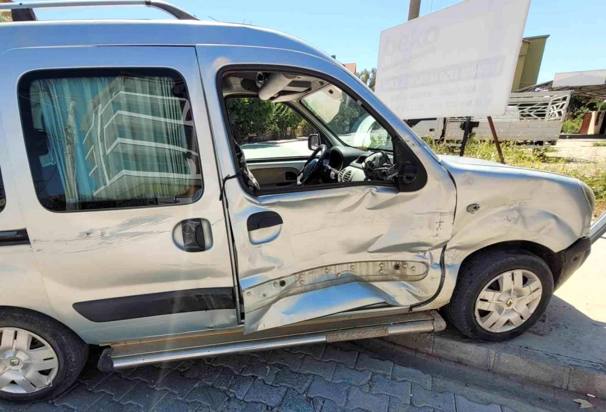 Antalya\'da kamyonet ile hafif ticari araç çarpıştı: 2 yaralı