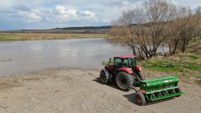 Kar suları eriyince köyde ulaşım 70 km daha uzadı! Çiftçiler köprü istiyor