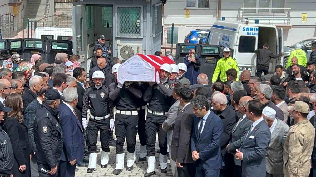 İstanbul\'da trafik kazasında hayatını kaybeden polis memuru Sarıkamış\'ta son yolculuğuna uğurlandı