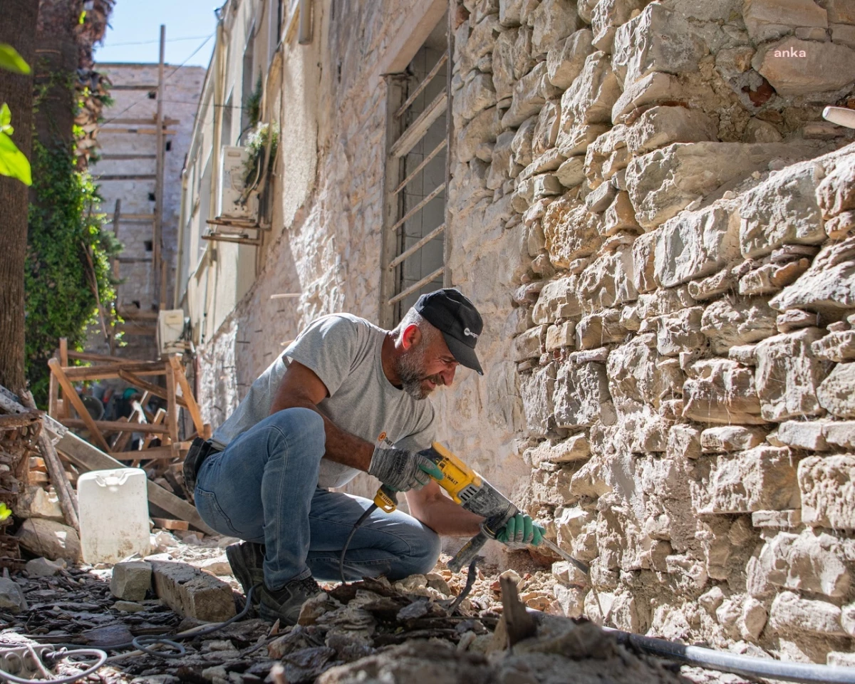 Kuşadası Belediyesi Tarihi Sur Duvarlarını Restore Ediyor