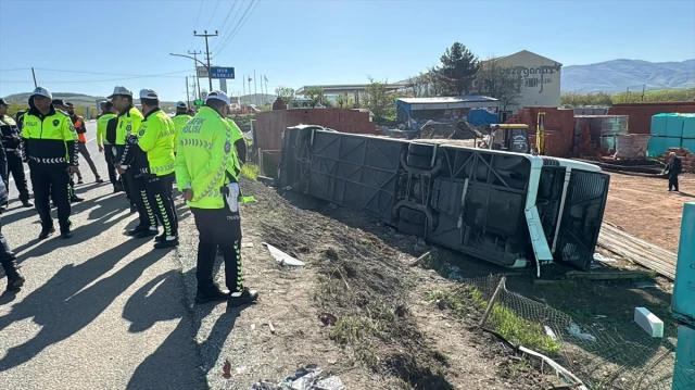 Malatya'da otomobille çarpışan otobüs devrildi: 19 yaralı