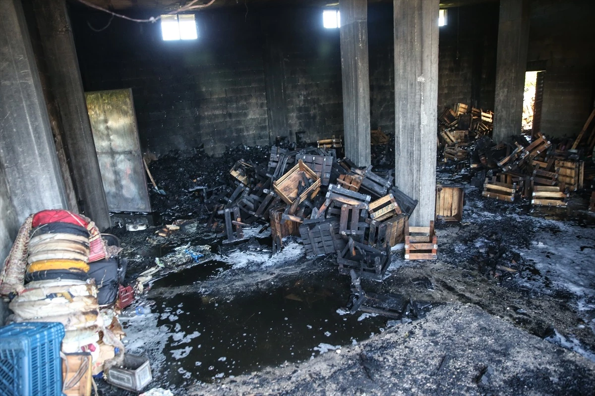 Mersin Erdemli\'de müstakil evin altındaki depoda çıkan yangın söndürüldü