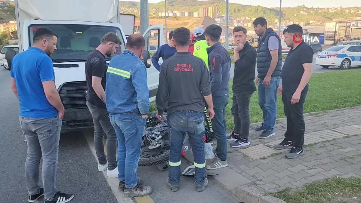 Motosiklet sürücüsü kamyonun altında kaldı