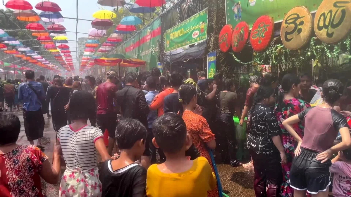 Myanmar\'da Thingyan Su Festivali coşkusu