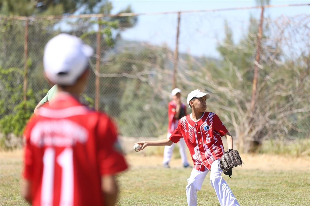 Muğla\'da Küçükler ve Yıldızlar Okul Sporları Türkiye Beyzbol Şampiyonası Başladı