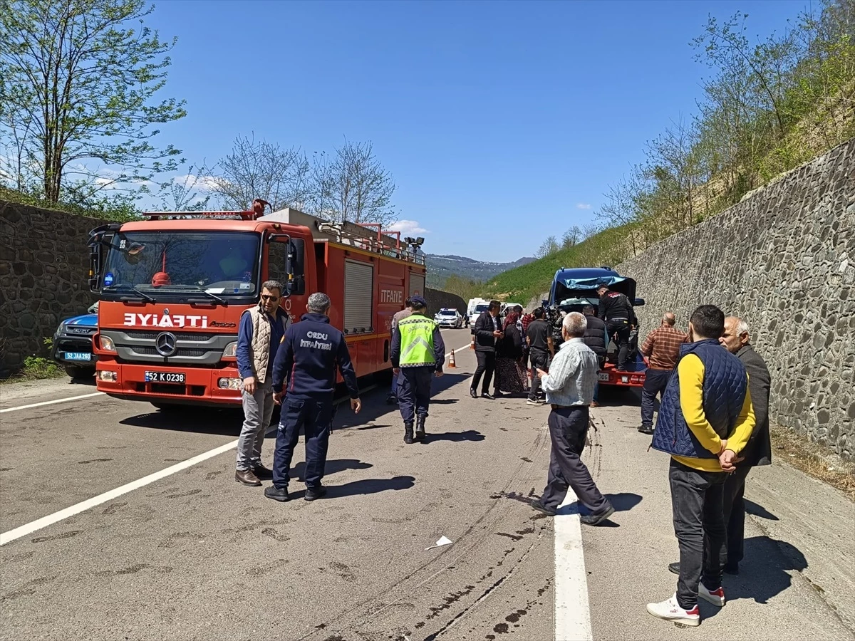 Ordu\'da otomobil ve hafif ticari araç çarpışması: 5 yaralı