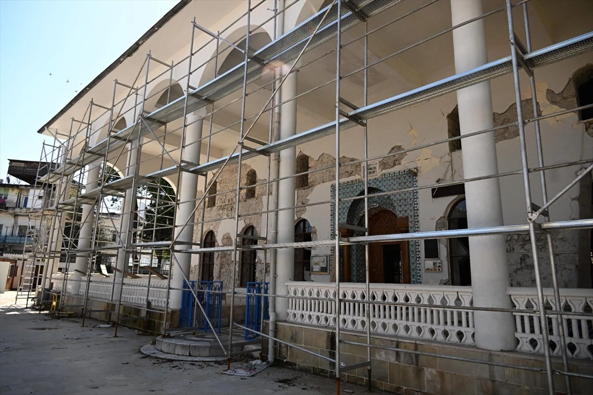 Osmaniye\'de depremde hasar gören camide onarım çalışmaları devam ediyor