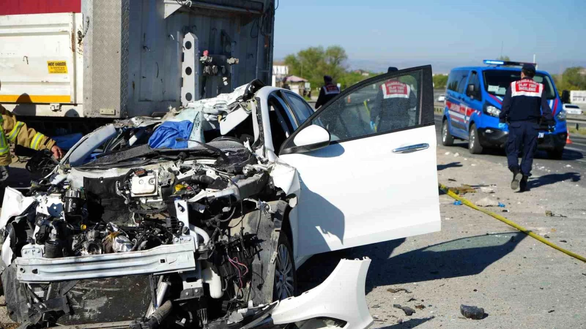 Kırıkkale\'de Kontrolden Çıkan Otomobilin Yol Kenarında Servis Aracı ve Tırın Dorsesine Çarptığı Kazada 1 Ölü, 2 Ağır Yaralı