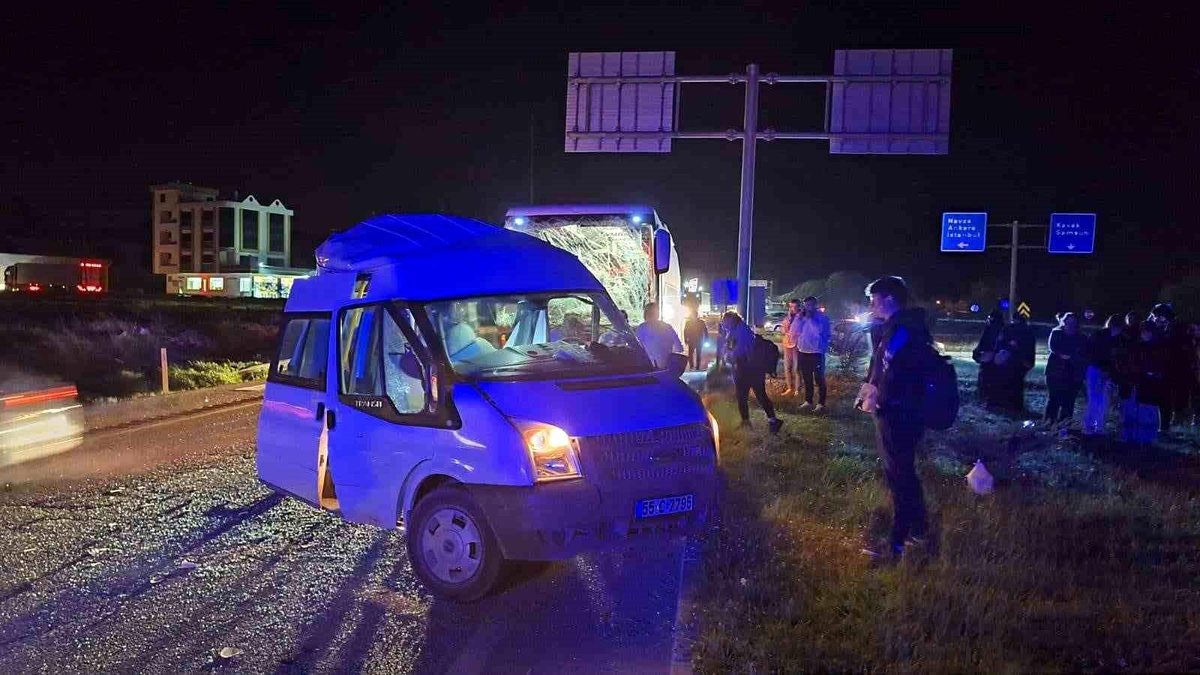 Samsun\'da Yolcu Otobüsü ile Minibüs Çarpıştı: 1 Kişi Hayatını Kaybetti
