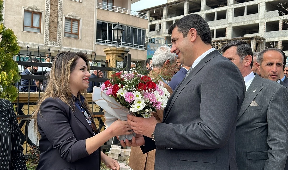 AK Parti\'den Şemdinli Belediye Başkanı seçilen Fahri Şakar göreve başladı