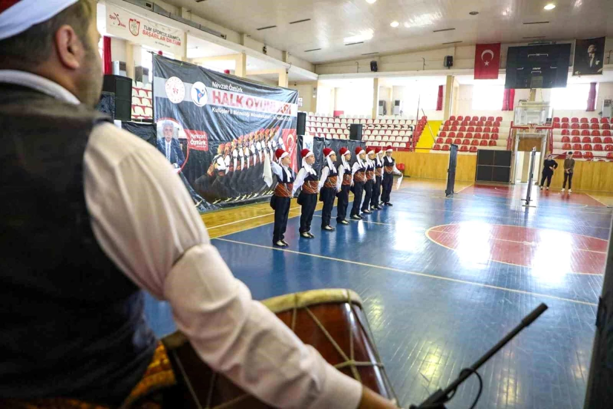 Sivas\'ta Merhum Nevzat Öztürk\'ün Anısına Halk Oyunları Kulüpler İl Birinciliği Müsabakaları Düzenlendi