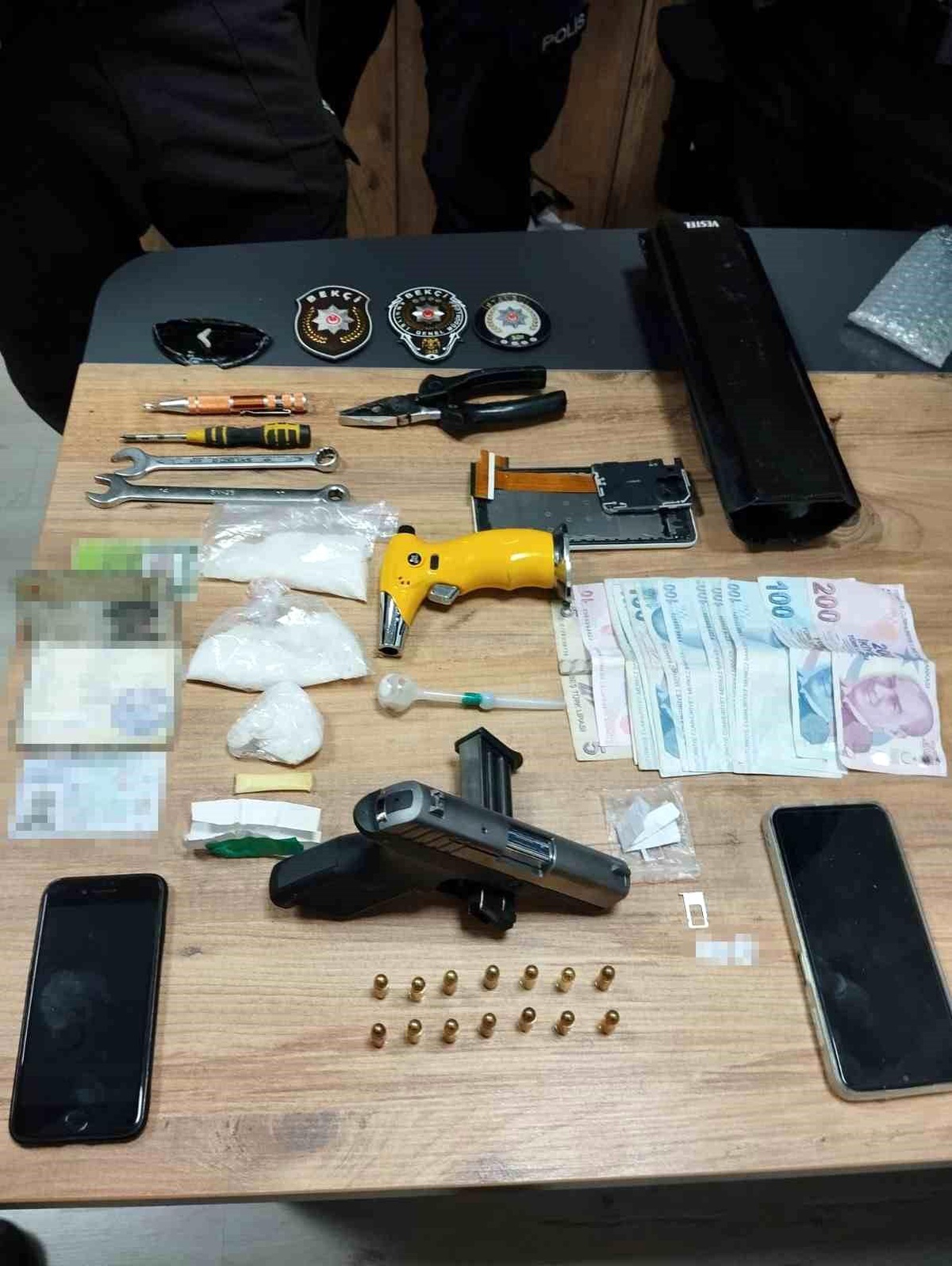 İstanbul\'da sokakta uyuşturucu alışverişi yapan 2 şüpheli yakalandı