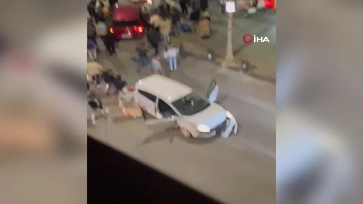 Sultangazi\'de iki otomobil çarpıştı: 2 yaralı