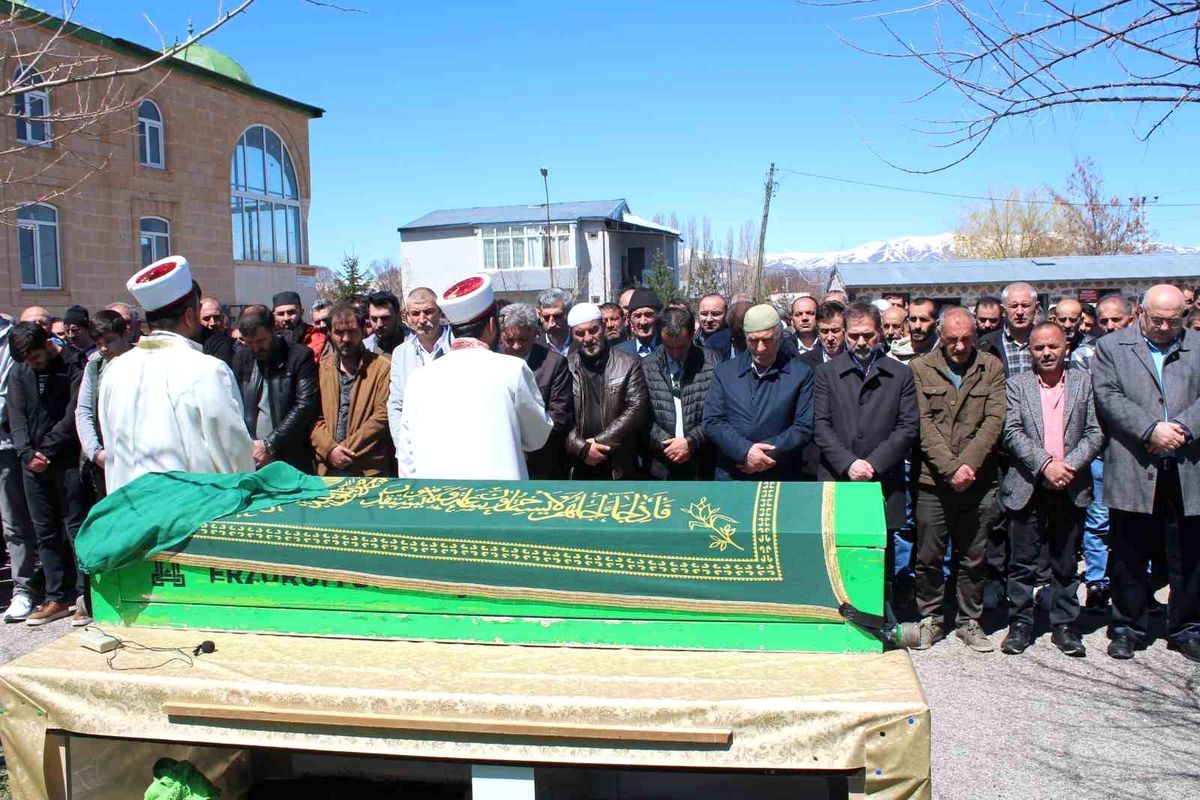 Erzurumlu iş insanlarından Tugay Medya Yönetim Kurulu Başkanı Hacı Veli Tugay\'ın eşi Hacı Zemine Tugay son yolculuğuna uğurlandı