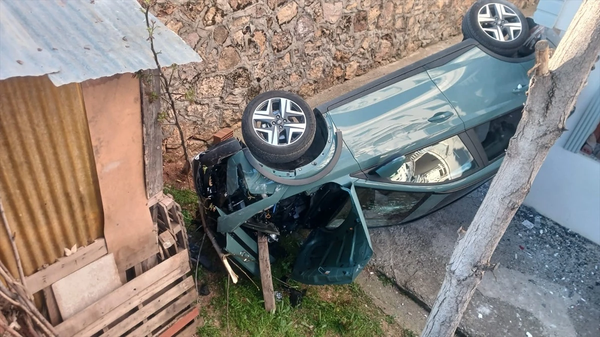 Tunceli\'de kaza sonucu otomobil istinat duvarından düştü, sürücü yaralandı