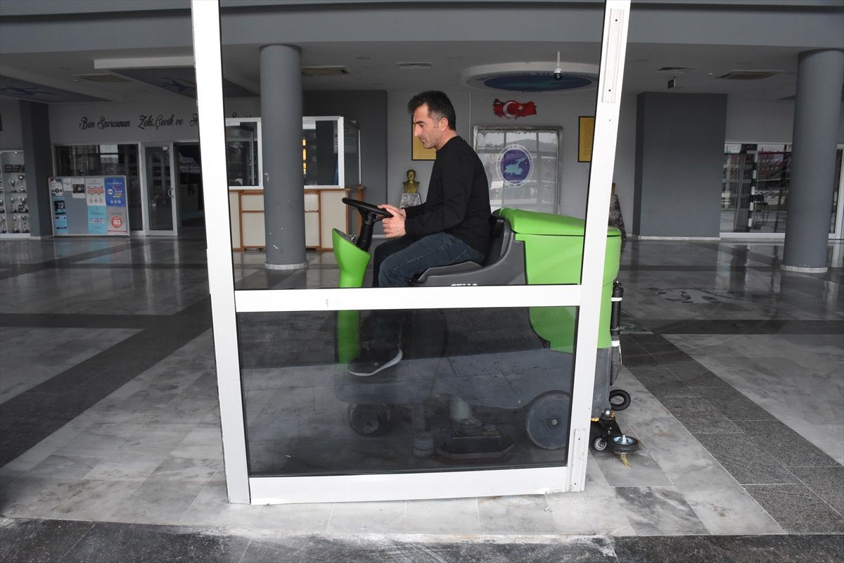 Van\'da İranlı sanatçının konseri sırasında spor salonunda yoğunluk nedeniyle cam ve kapılar kırıldı