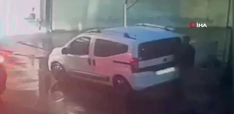 Mersin'de 20 aracın lastiklerini kesen şahıs kamerada