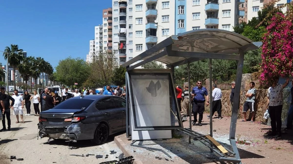 Adana\'da lüks otomobil otobüs durağına çarptı, 7 kişi yaralandı
