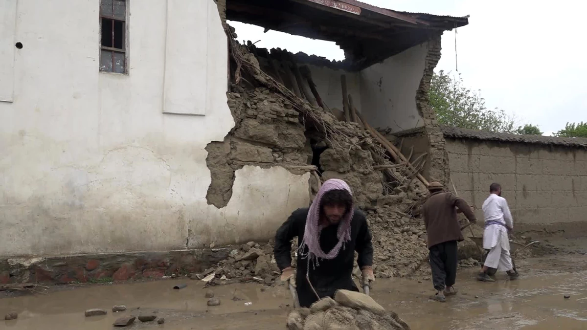 Afganistan\'da Şiddetli Yağış ve Sel Felaketi: 33 Ölü, 27 Yaralı