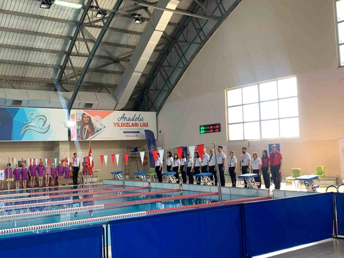 Afyonkarahisar\'da 23 Nisan Ulusal Egemenlik ve Çocuk Bayramı\'nda Yüzme Şenliği