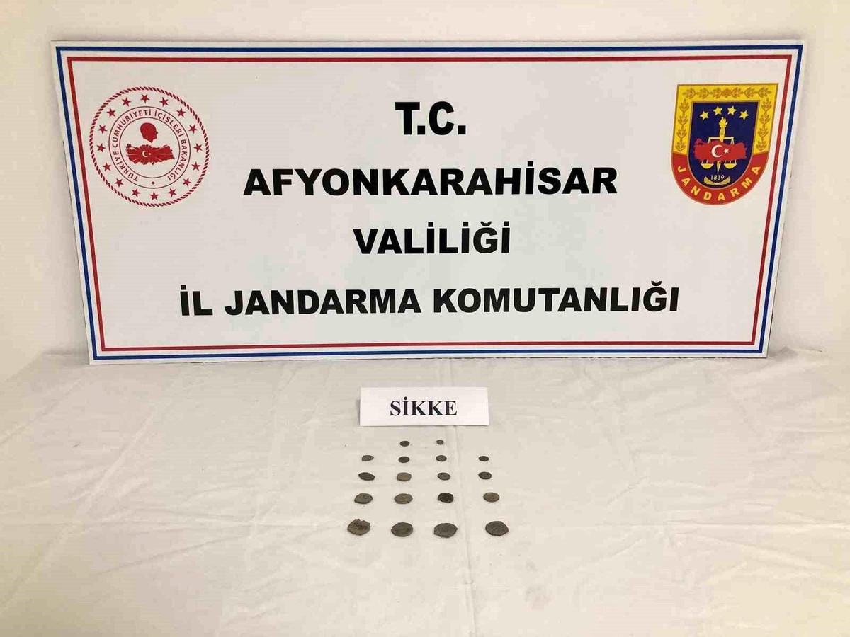 Afyonkarahisar\'da Tarihi Eser Operasyonu: 18 Sikke Ele Geçirildi