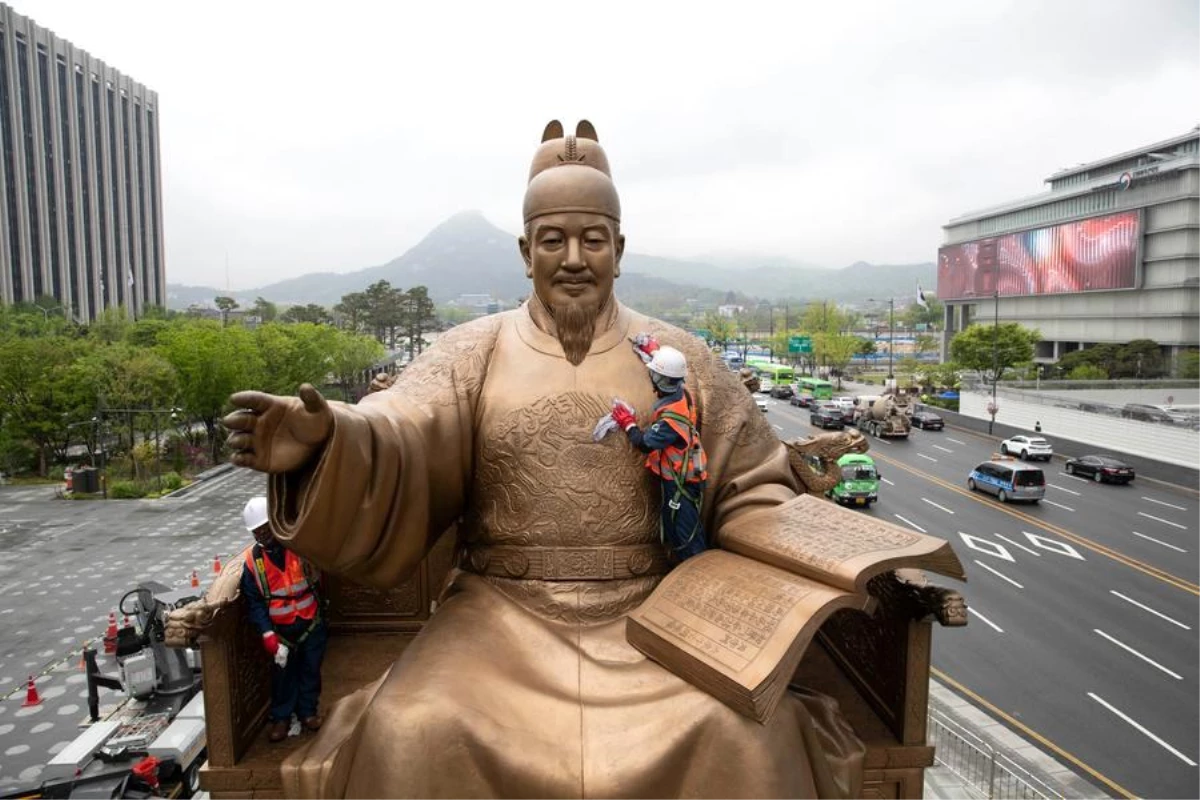 Kral Sejong\'un bronz heykeli temizlendi