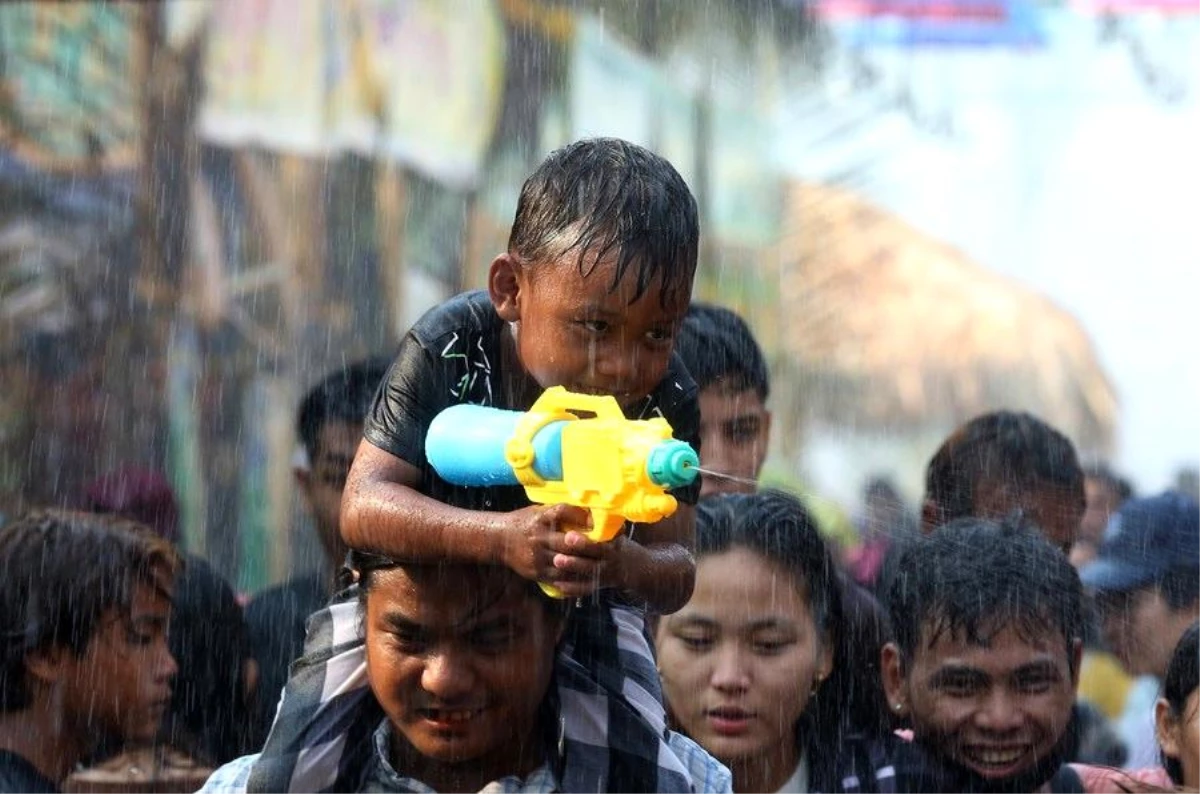 Myanmar\'da düzenlenen Thingyan Su Festivali\'nde su sıçratma geleneği yaşandı
