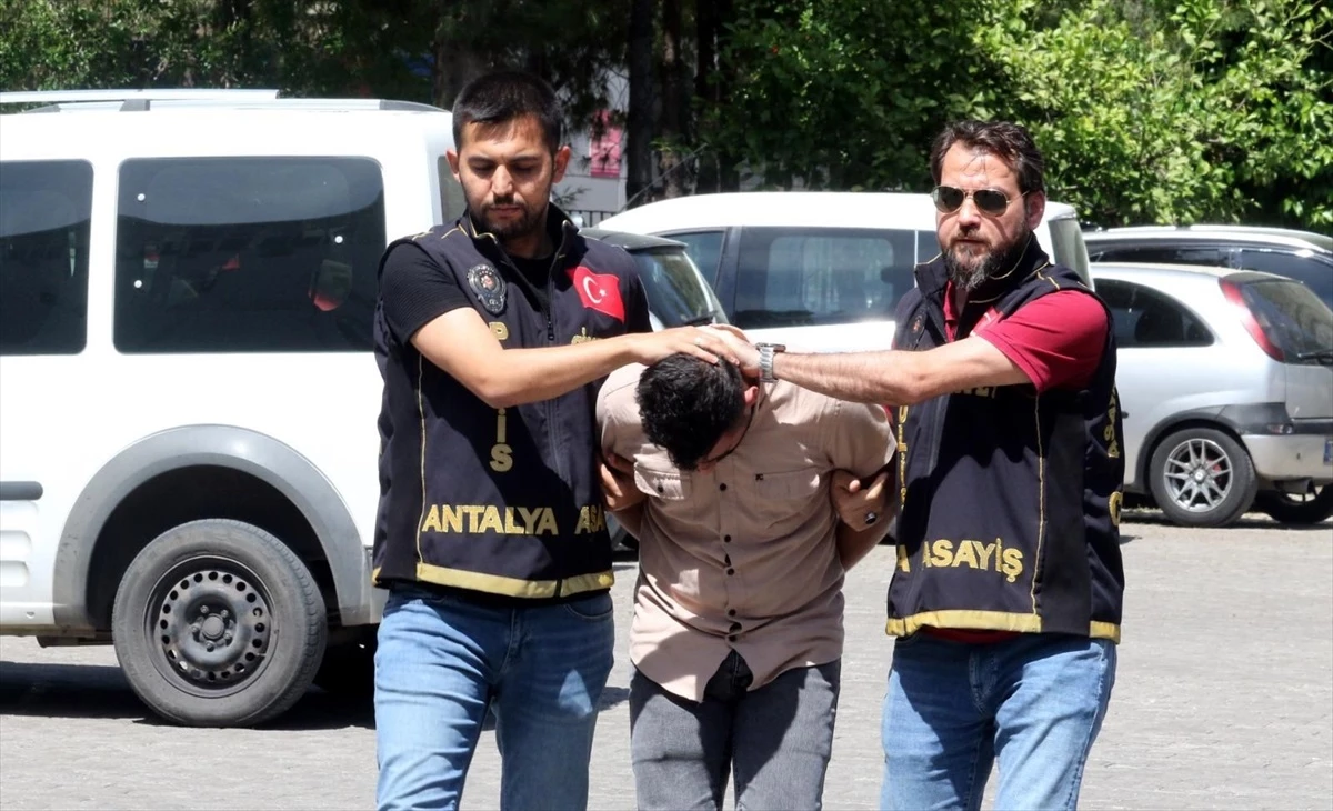 Antalya\'da Minibüsle İki Kişinin Üzerine Sürülen Şüpheli Yakalandı