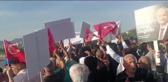 CHP'liler Antalya'da teleferik kazası sonrası tutuklanan belediye başkanını protesto etti