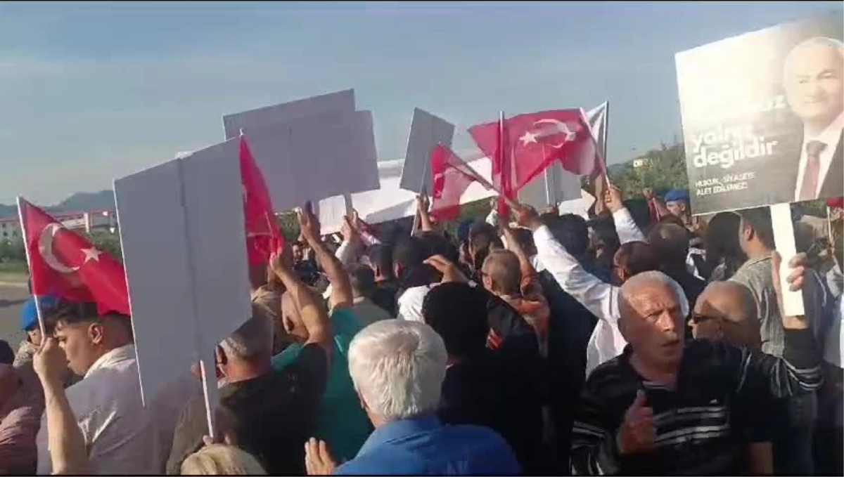 CHP\'liler Antalya\'da teleferik kazası sonrası tutuklanan belediye başkanını protesto etti