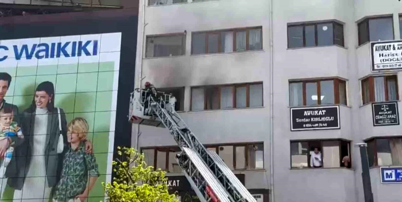 Bolu\'da İzzet Baysal Caddesi\'nde Çıkan Yangın Paniğe Neden Oldu