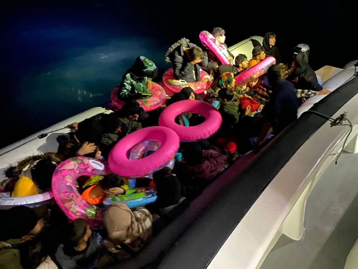 Ayvalık\'ta lastik bottaki 42 düzensiz göçmen yakalandı