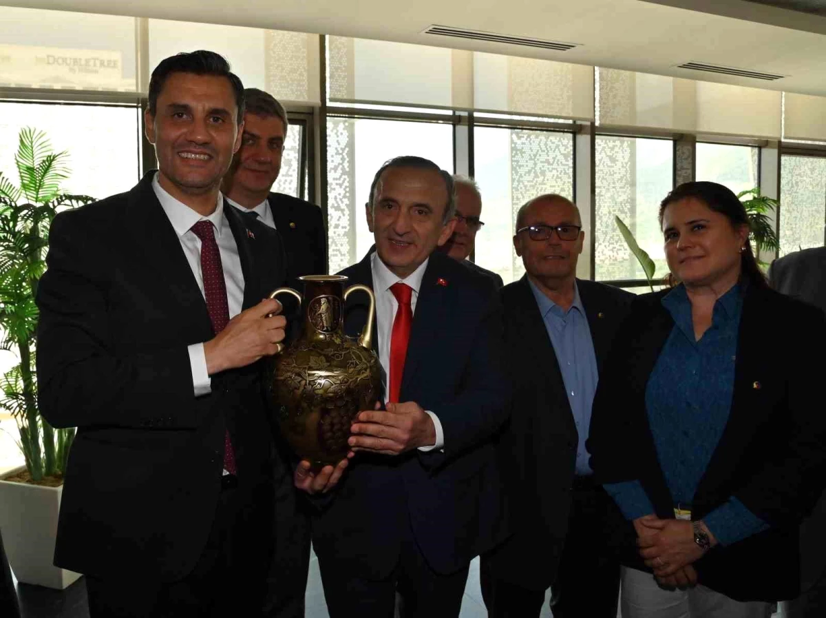 Manisa Büyükşehir Belediye Başkanı Mimar Ferdi Zeyrek, MTSO Yönetim Kurulu Başkanı Mehmet Yılmaz ve yönetim kurulu üyelerini ağırladı