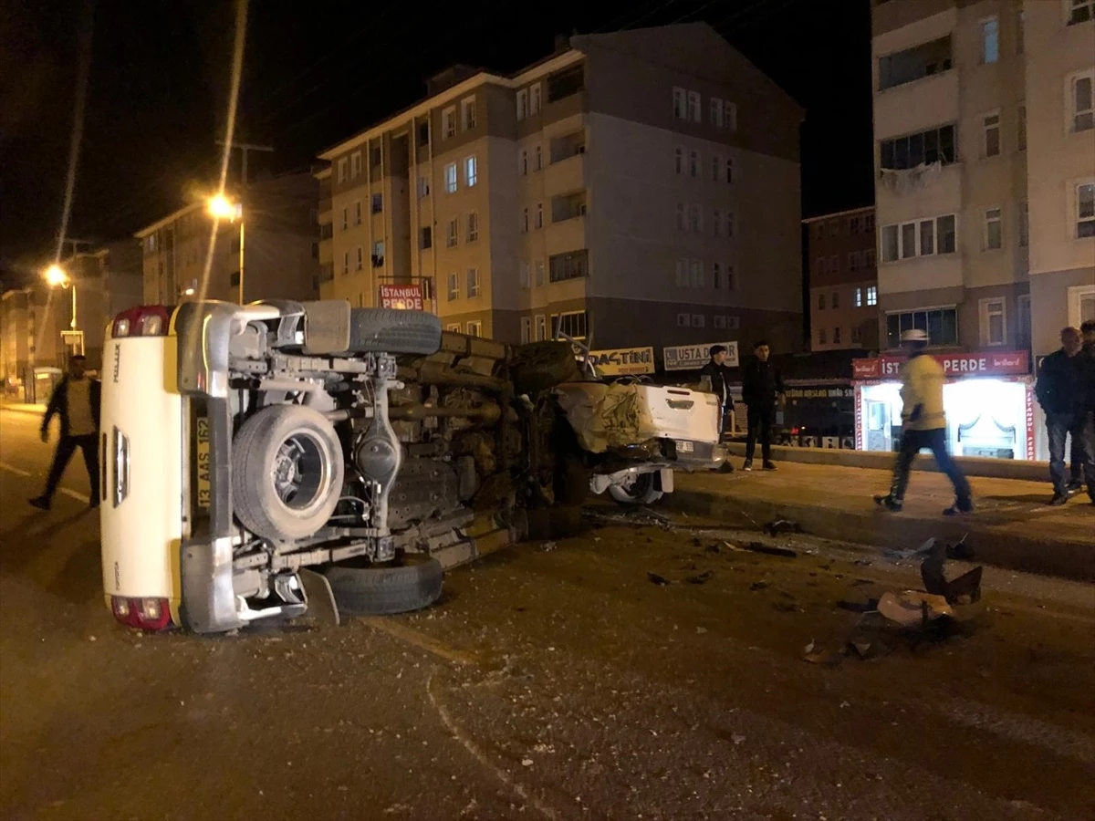 Bitlis\'te iki pikabın çarpışması sonucu 3 kişi yaralandı