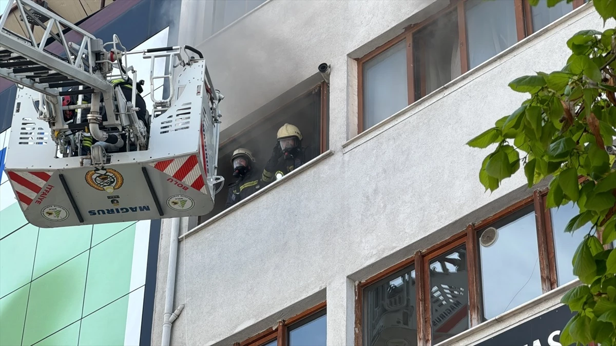 Bolu\'da üniversite öğrencilerinin kaldığı apartmanda çıkan yangın büyümeden söndürüldü