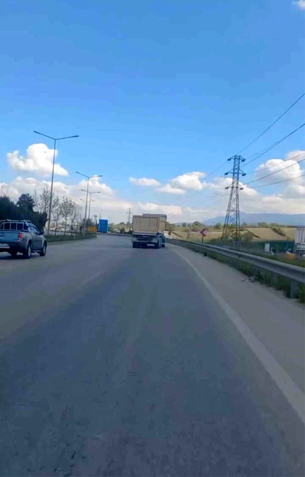 Bursa\'da trafikte seyreden aksı yamuk tırı gören sürücüler şaşkına döndü