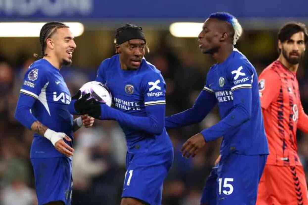 Chelsea'nin Everton'u 6-0 yendiği maçta Noni Madueke ve Nicolas Jackson arasında yaşanan penaltı kullanma kavgası, taraftarların tepkisini çekti