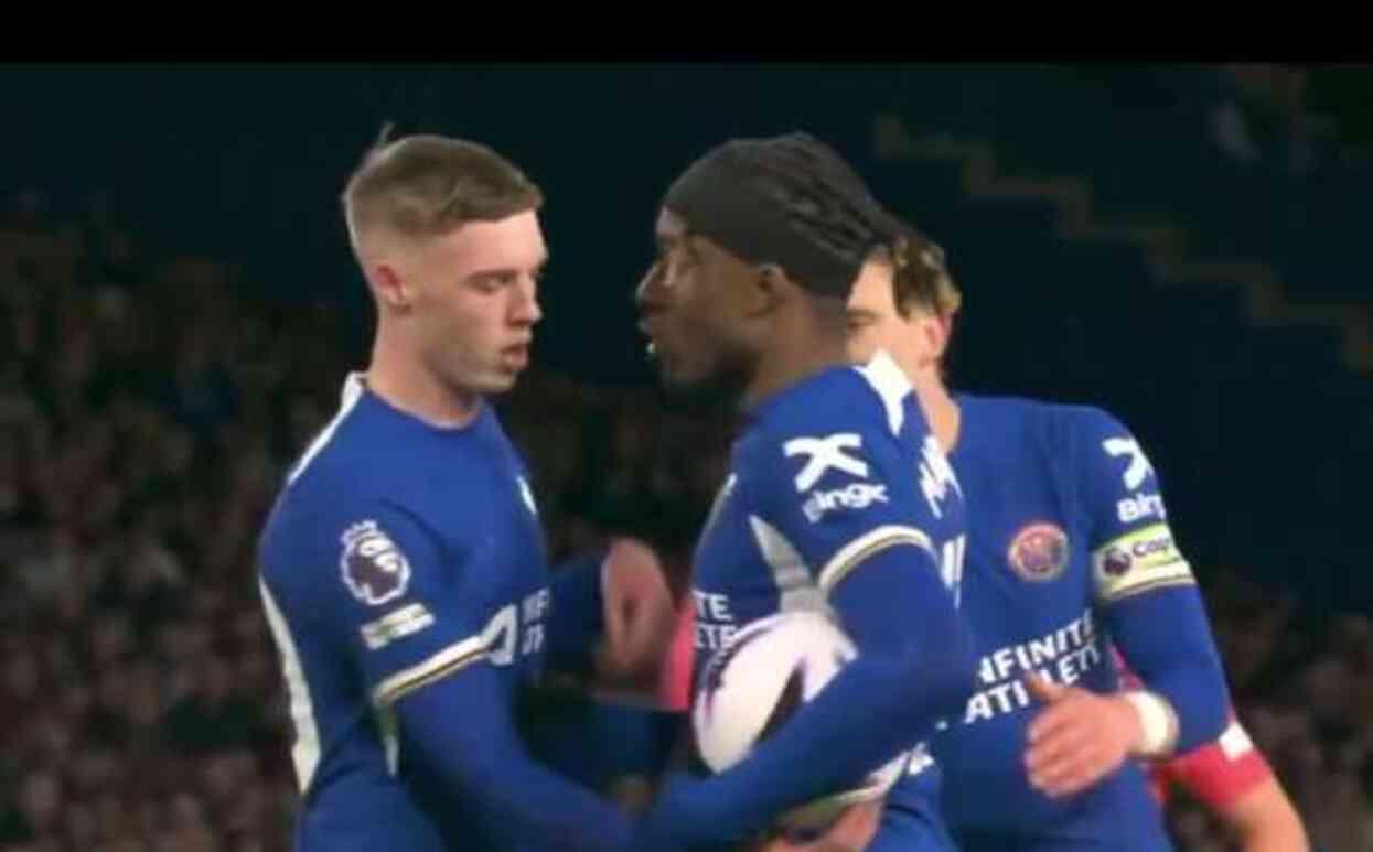 Chelsea'nin Everton'u 6-0 yendiği maçta Noni Madueke ve Nicolas Jackson arasında yaşanan penaltı kullanma kavgası, taraftarların tepkisini çekti