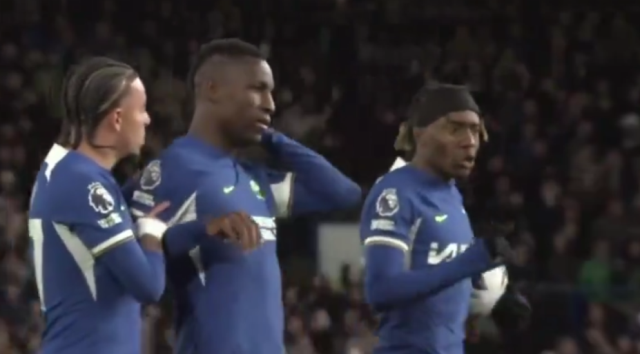 Chelsea'nin Everton'u 6-0 yendiği maçta Noni Madueke ve Nicolas Jackson arasında yaşanan penaltı kullanma kavgası, taraftarların tepkisini çekti